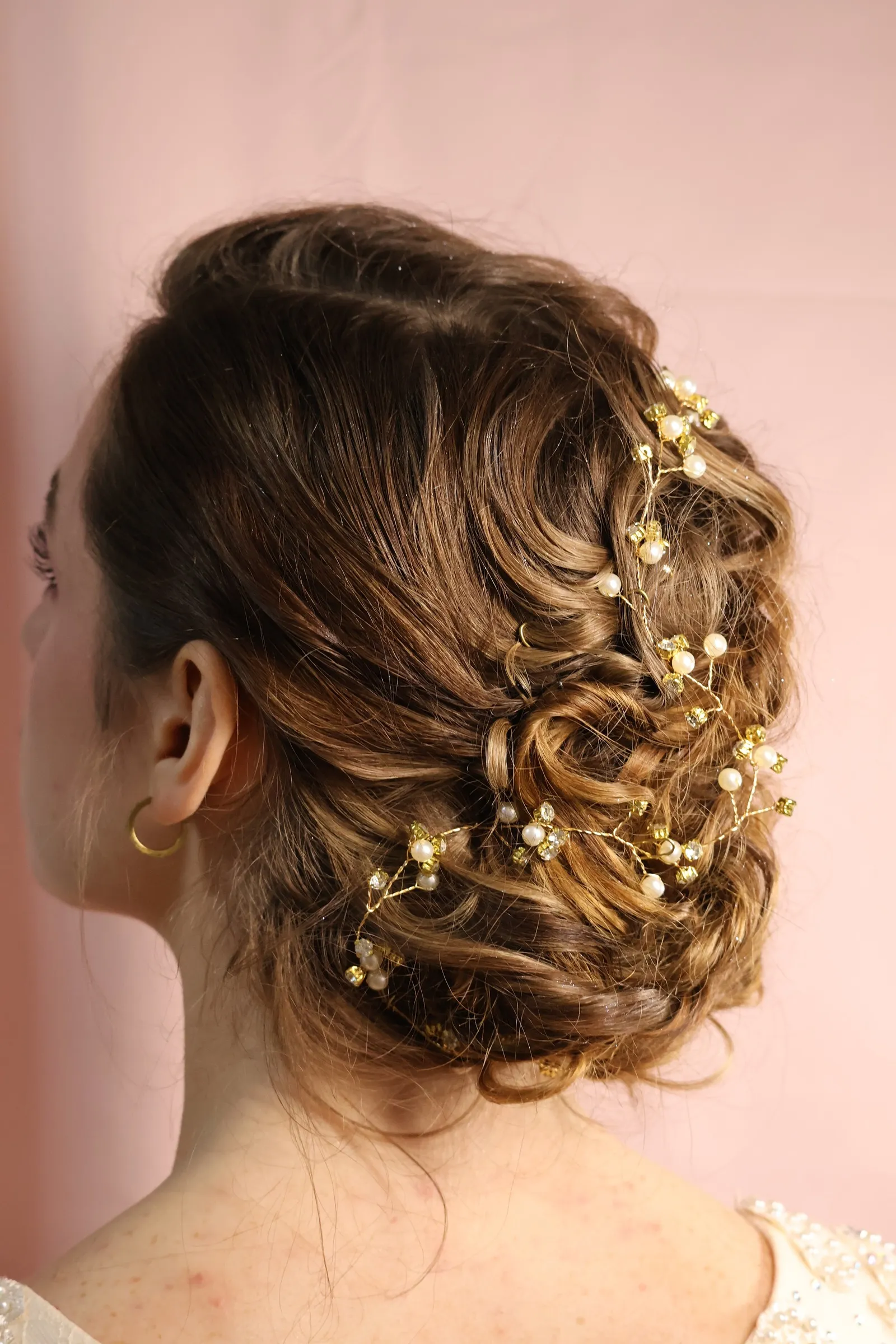 Elegantes Hairstyling für eine Hochzeit